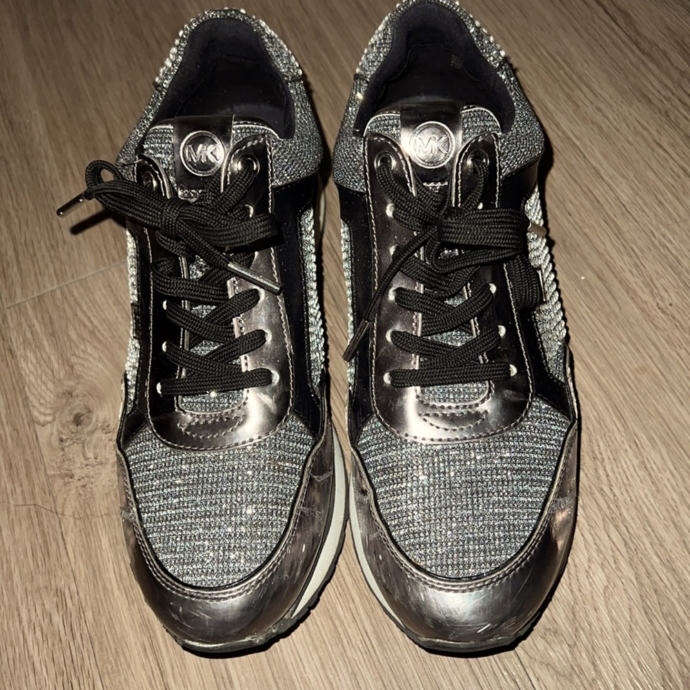 Women’s Maddy sport luxe style trainer tennis shoe.